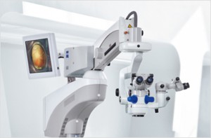 Microscopio per operazioni Zeiss Lumera 700 con il sistema Resight 700 per la chirurgia vitreo-retinica